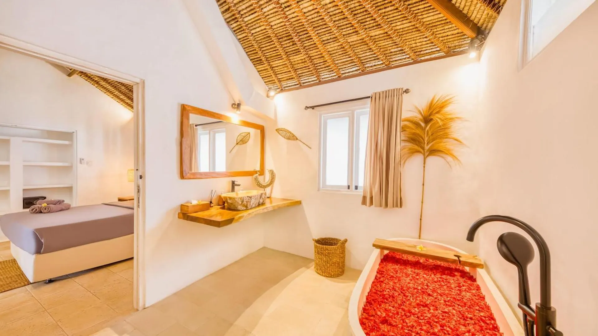 Villa Barcelona - Private 5 Bdr Villa In Seminyak, Best Location, Large Pool & Garden