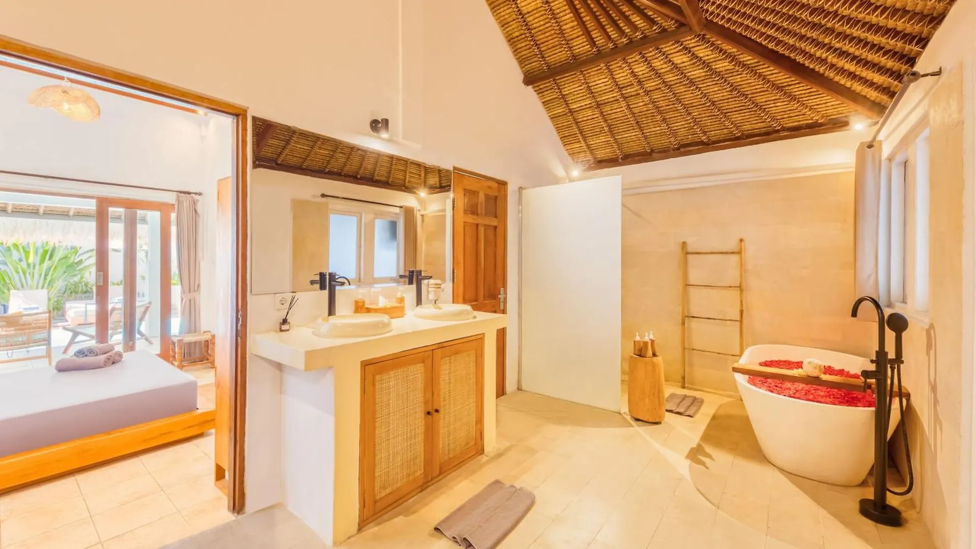 Villa Barcelona - Private 5 Bdr Villa In Seminyak, Best Location, Large Pool & Garden