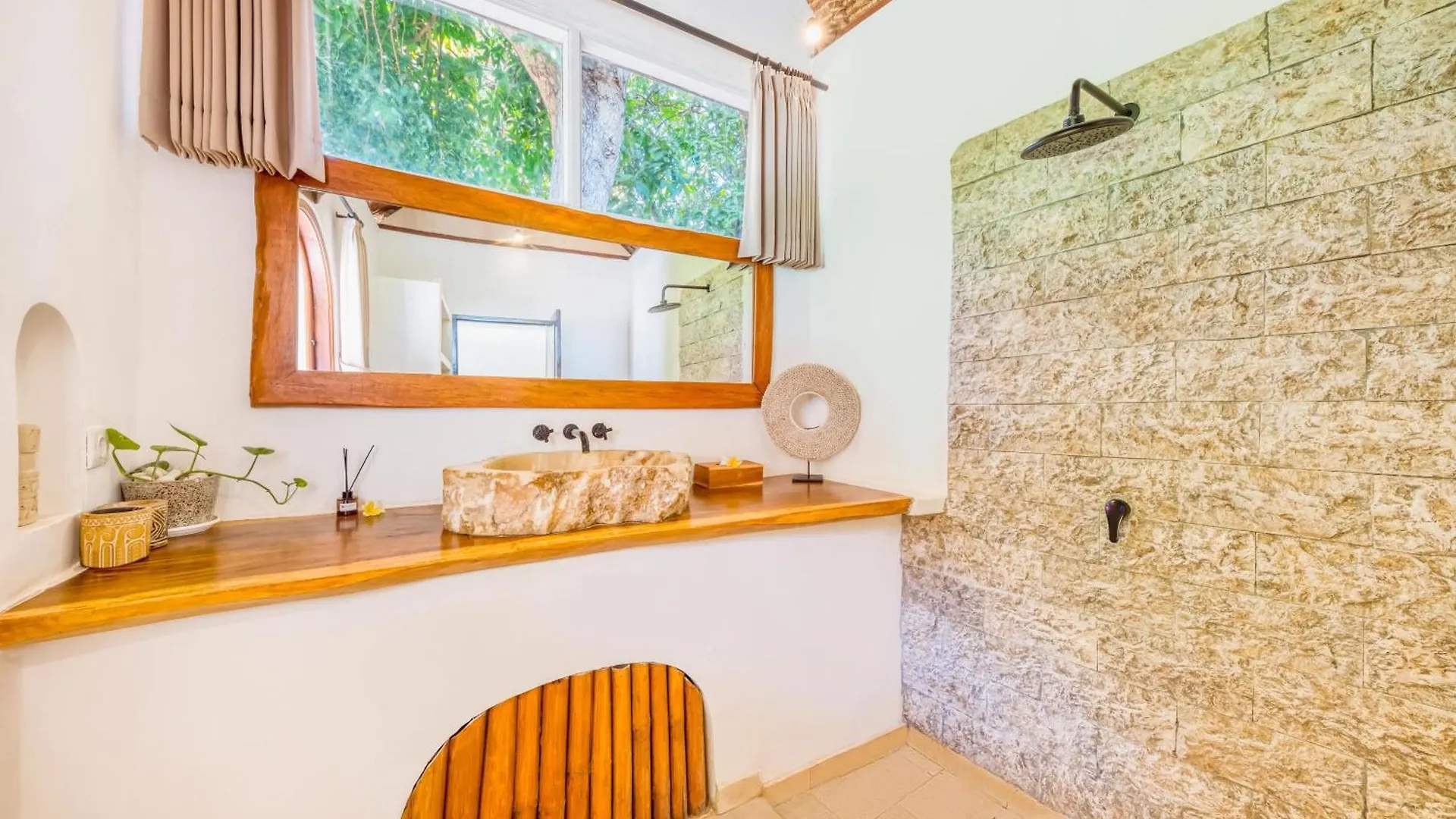 Villa Barcelona - Private 5 Bdr Villa In Seminyak, Best Location, Large Pool & Garden