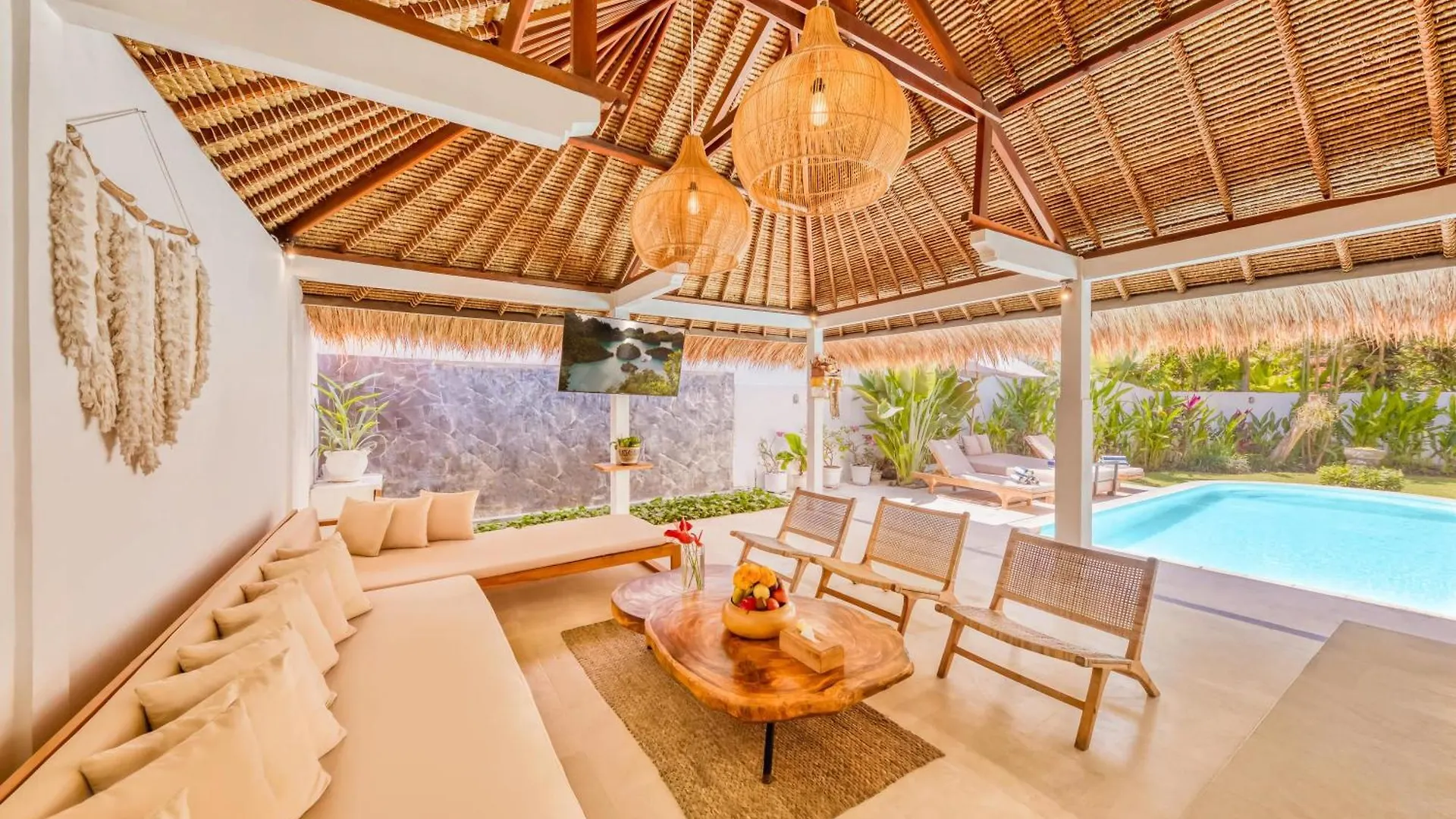 Villa Barcelona - Private 5 Bdr Villa In Seminyak, Best Location, Large Pool & Garden